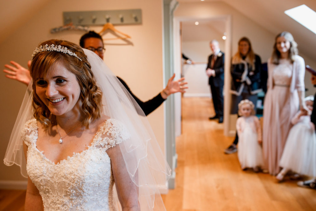 bride putting veil on