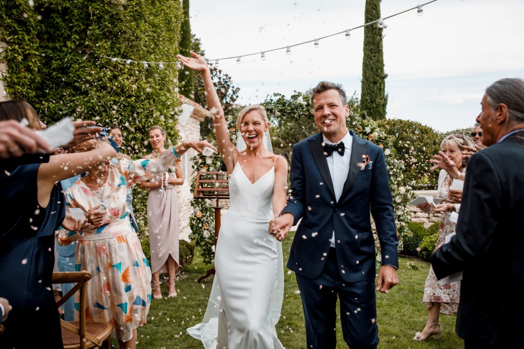 confetti at la bastide de gordes wedding